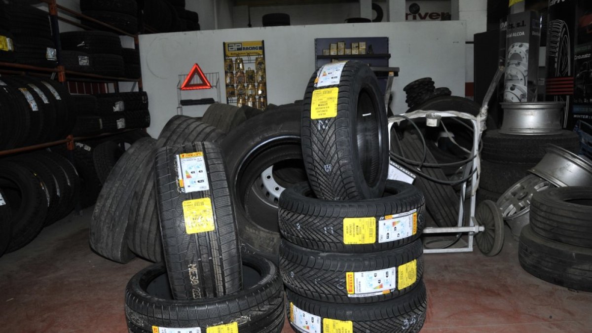 'Bodegón' de neumáticos en un taller de Soria.