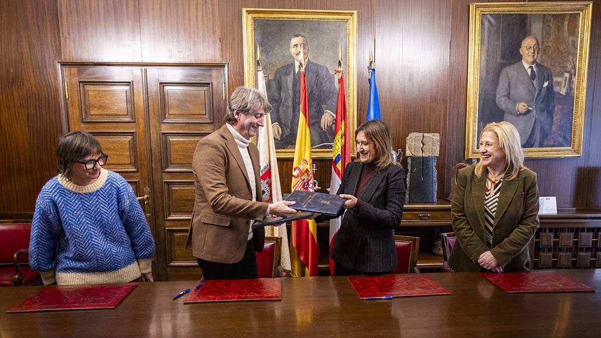 Firma del convenio de colaboración entre la Junta y el Ayuntamiento para la realización del ciclo de Emergencias y Protección Civil