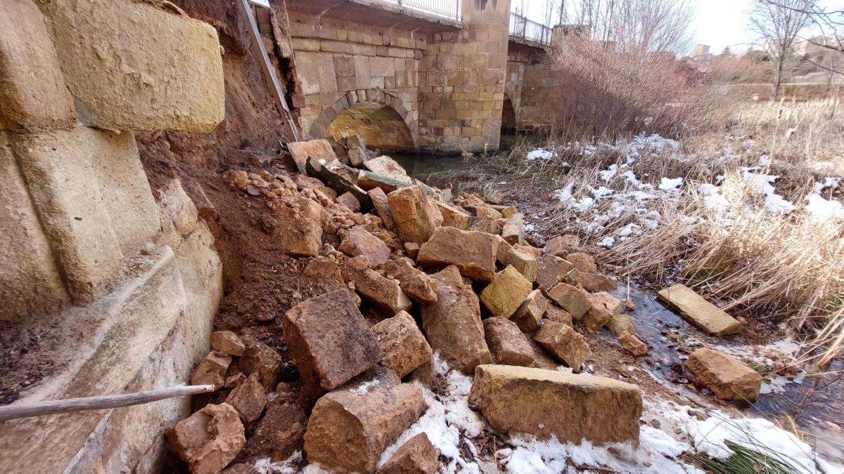 Cae parte del puente de piedra de Soria por la nieve.