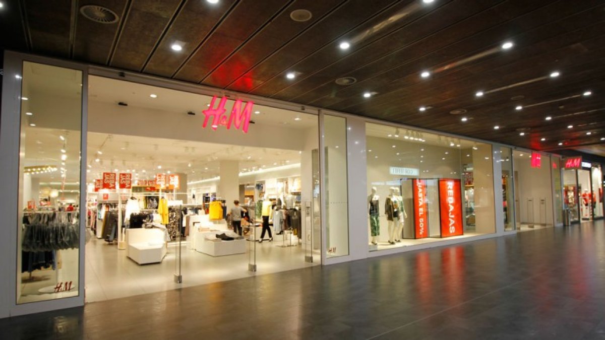Tienda de H&M en el centro comercial Camaretas.