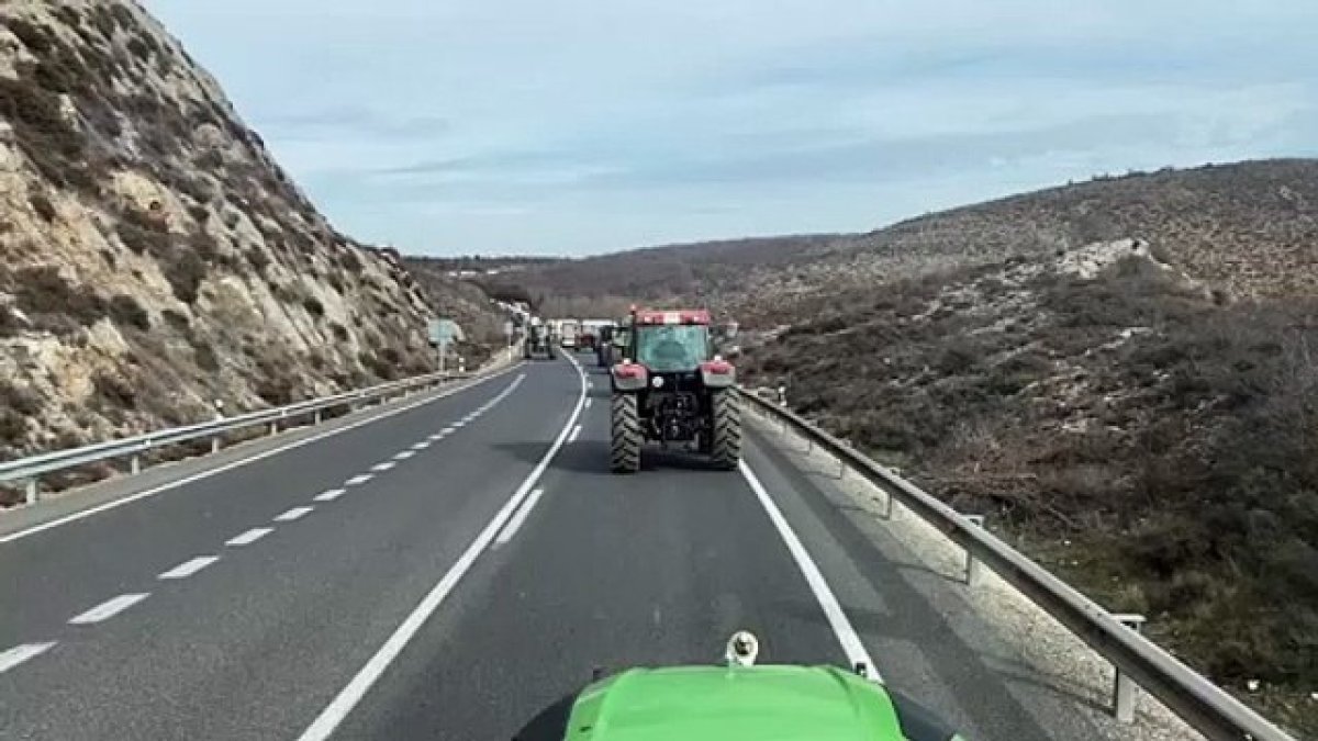 La tractorada que ha visibilizado este martes las protestas de los agricultores sorianos se ha dejado sentir en varias carreteras, entre ellas en la variante de Soria.  La convocatoria también ha aglutinado a cientos de profesionales del campo en la zona de El Burgo y San Esteban; en Almazán; e incluso en Pinares aglutinando a algunos llegados de Burgos.