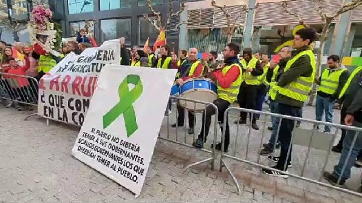 Los agricultores de Soria continúan con sus protestas. Este jueves una comitiva de unas 150 personas más otras que se han añadido por el camino ha partido de la gasolinera del Caballo Blanco para bajar por la avenida de Valladolid hasta la Subdelegación del Gobierno. Este es el video de las protestas .