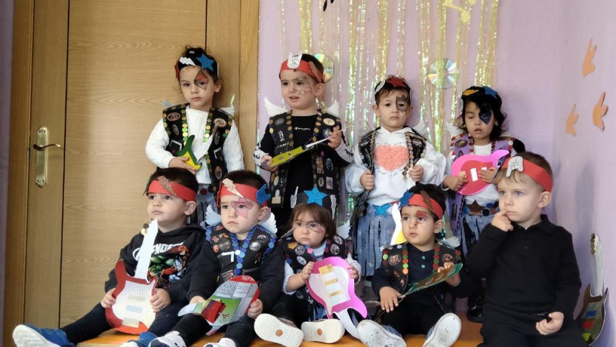 Los pequeños de la guardería de San Pedro Manrique vivieron el carnaval a ritmo de rock.