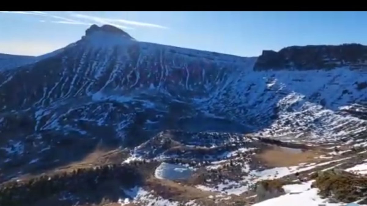 La laguna glaciar de Urbión es un buen indicador de las reservas de nieve en Soria. En este vídeo, subido por el responsable de la Estación Meteoclimatic de Duruelo de la Sierra, Agustín Sandoval, se puede apreciar que la situación no es buena teniendo en cuenta las fechas. Uno de los techos de Soria con permiso del Moncayo no tiene apenas reserva. Las precipitaciones previstas a partir del jueves pueden mejorar la situación.