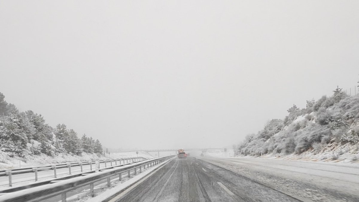 Nieve en la A-15 en la zona de Lubia este sábado tras el paso de las quitanieves.