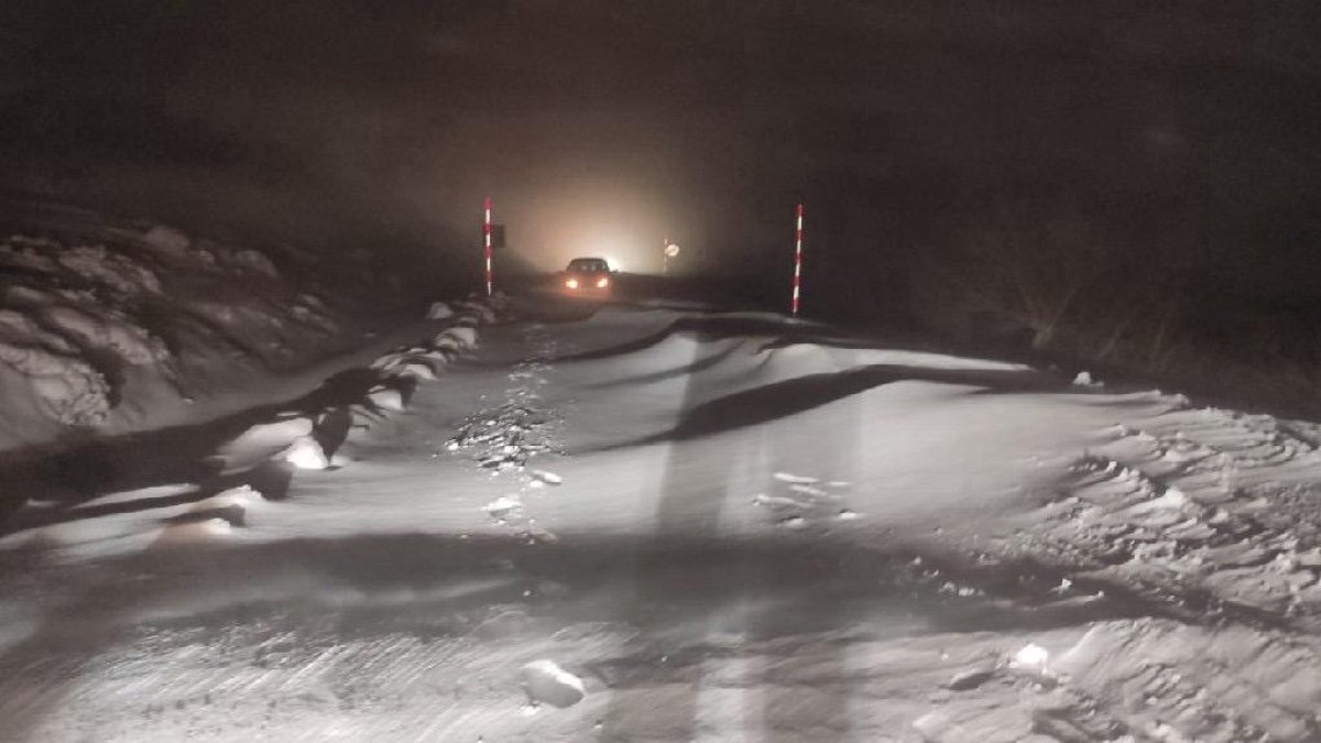 Luces de uno de los vehículos atrapados en la nieve en la carretera de Oncala.