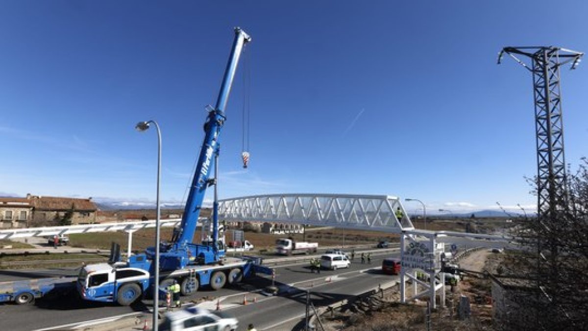 La pasarela para conectar Soria capital con Las Casas a través del polígono industrial ya tiene instalado el paso elevado. La maniobra supone un gran avance para una larga reivindicación de los vecinos de la pedanía, que pronto podrán cruzar sobre la SO-20 mejorando la seguridad peatonal en la zona.