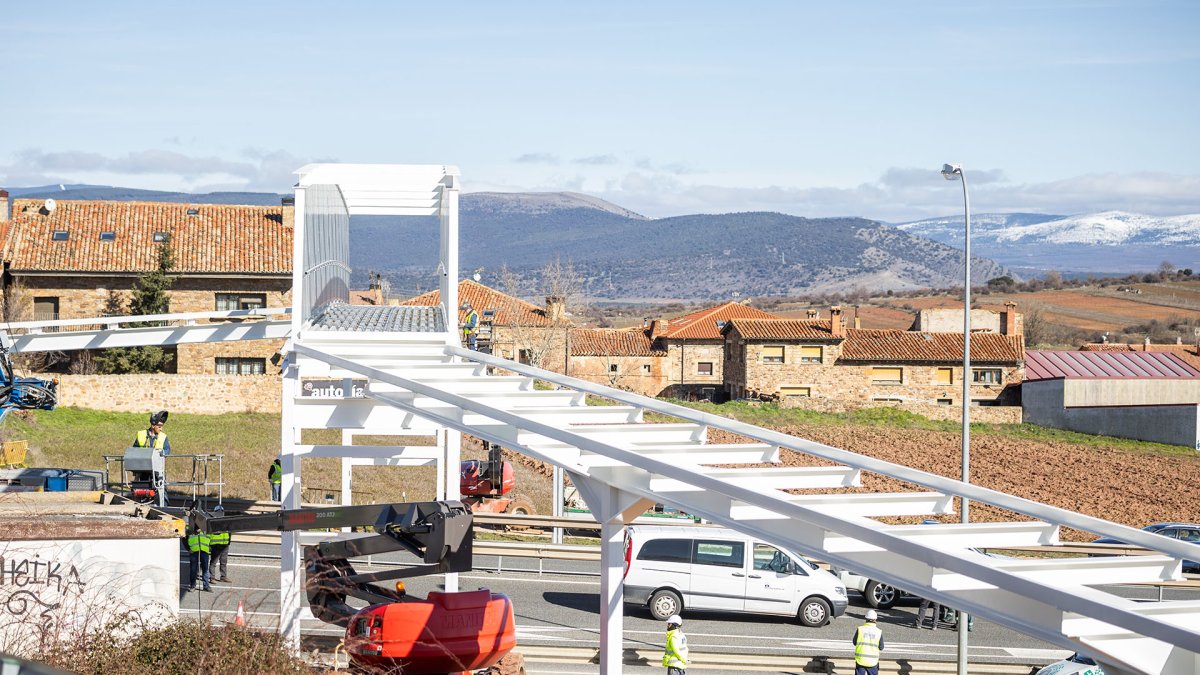 Trabajos de colocación de la plataforma en la pasarela de Soria a Las Casas.