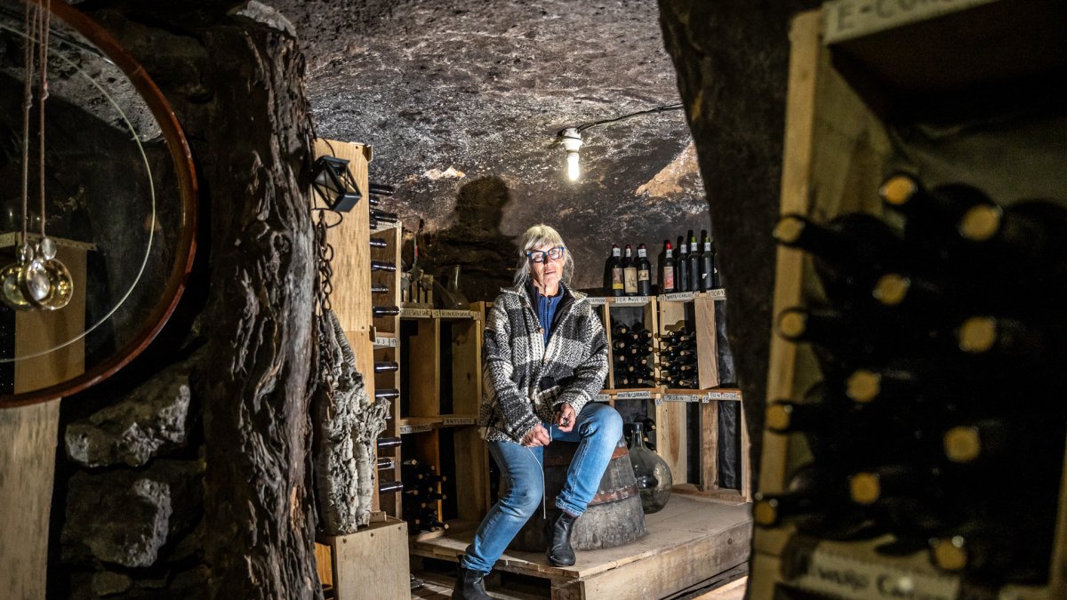 Ellen de Vries posa en la bodega subterránea donde reposan sus vinos y realiza visitas para dar a conocer la cultura ancestral de la zona.
