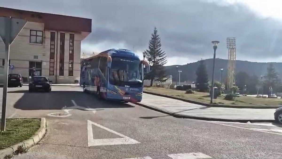 El autobús del Grupo Herce Río Duero Soria estrena rotulación para su viaje a Almería. La imagen del equipo de voleibol se renueva de cara al último encuentro de la fase regular de la Superliga.