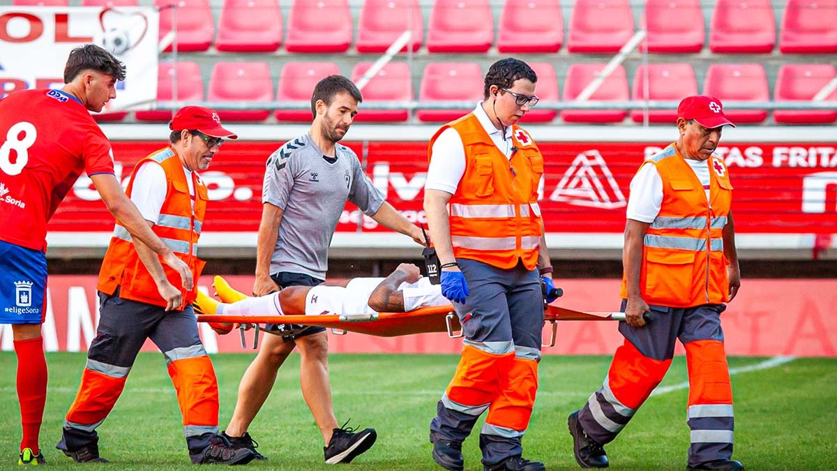 Un jugador del Numancia es retirado en camilla de Los Pajaritos por lesión.