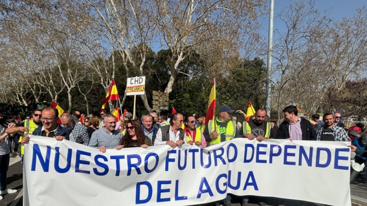 Protesta de agricultores en Valladolid por la gestión del agua de la CHD.