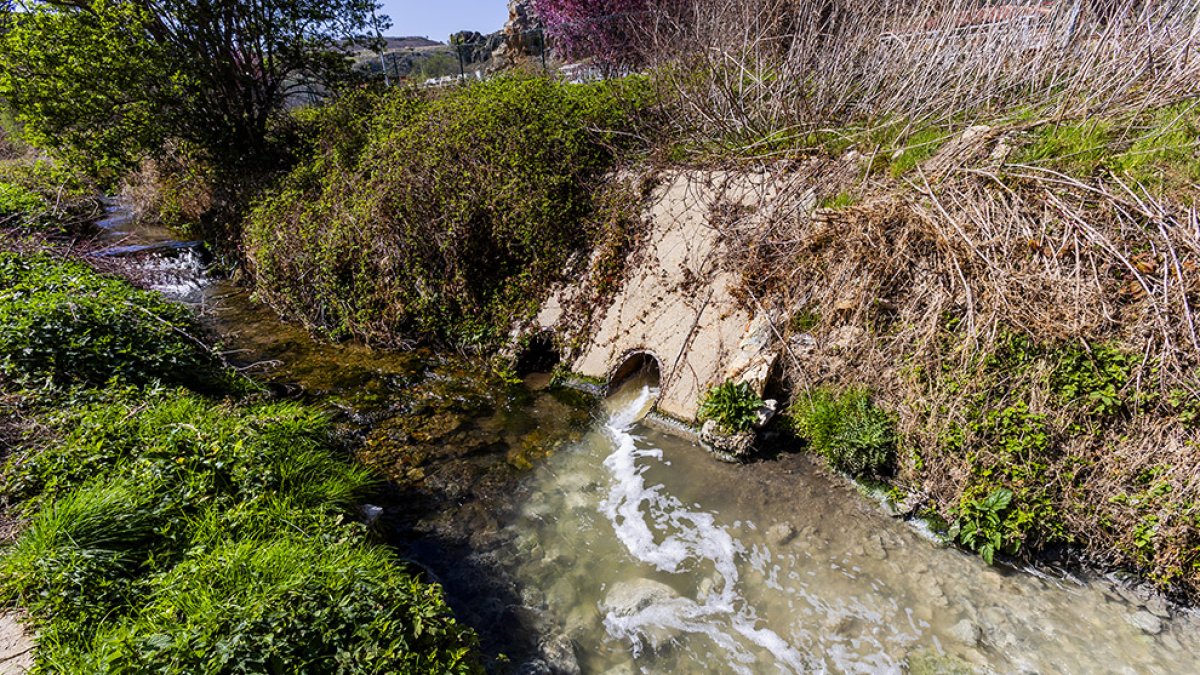 Salida de las aguas residuales de la depuradora al cauce del río Val.