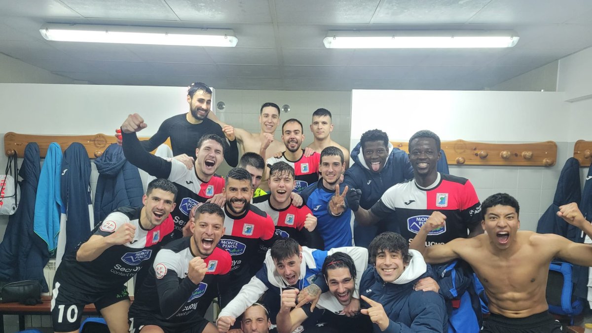 Los jugadores del Almazán celebran la victoria en tierras bercianas