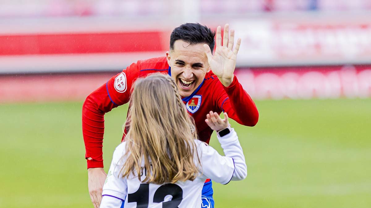 Soler celebra la victoria ante el Unión Adarve con una joven aficionada.