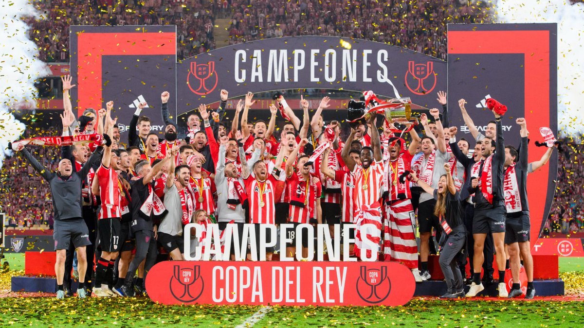 La plantilla y cuerpo técnico del Athletic celebran el título de Copa conquistado el pasado sábado.