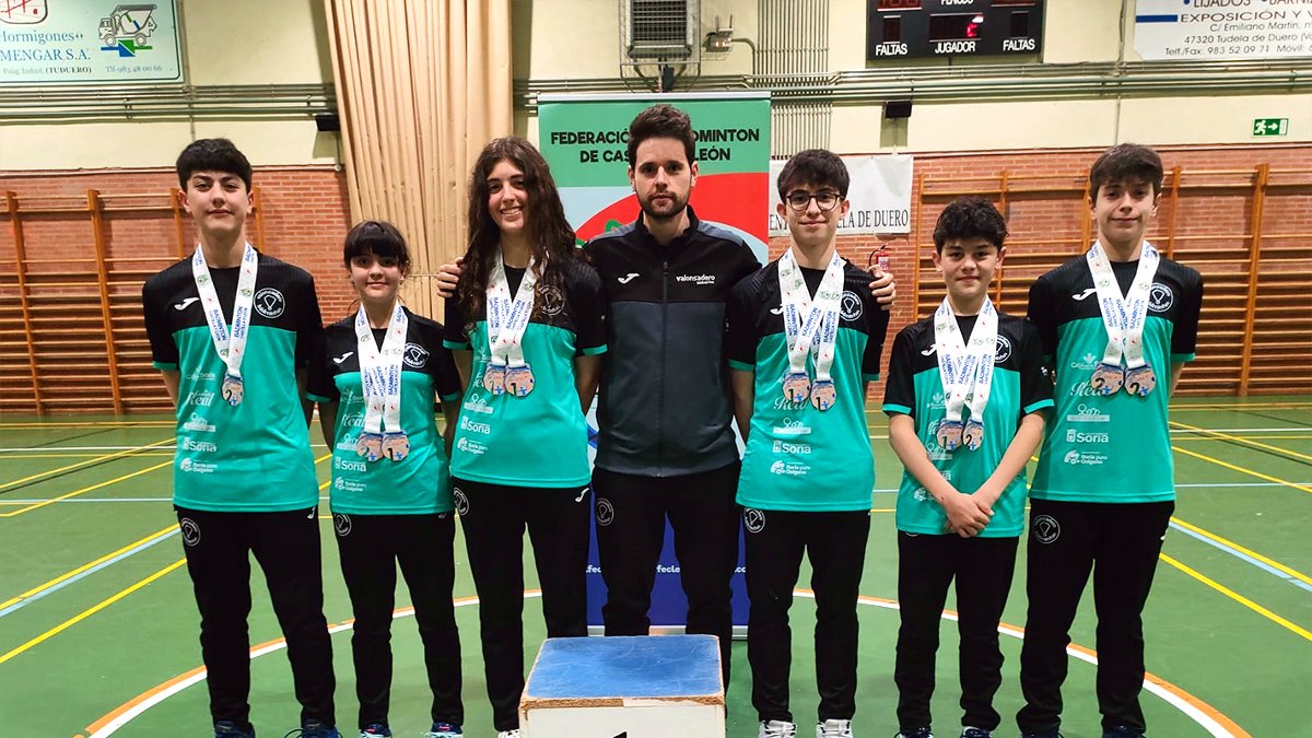 Los competidores del Club Valonsadero Bádminton con las medallas conseguidas en el Regional sub-17.