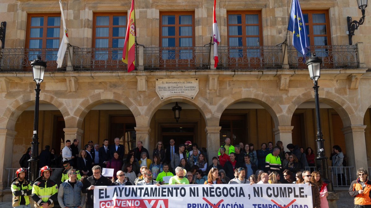 Trabajadores a las puertas del Ayuntamiento de Soria.