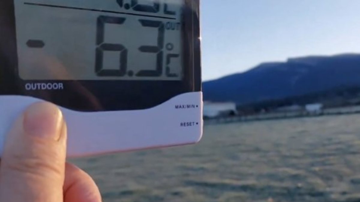 La primavera lleva ya un mes instalada en Soria pero su proverbial frío se resiste a despedirse, al menos a primeras horas del día. Duruelo de la Sierra amaneció con temperaturas de hasta -6,3 grados bajo cero como muestra el responsable de la Estación Meteoclimatic de la localidad, Agustín Sandoval, en este vídeo. Valores heladores que darán paso a un domingo suave antes de que llegue más frío con la semana entrante.