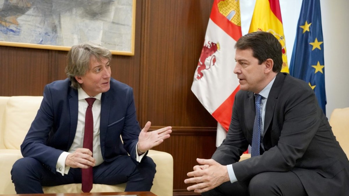 Carlos Martínez Mínguez y Alfonso Fernández Mañueco en la reunión mantenida este miércoles.