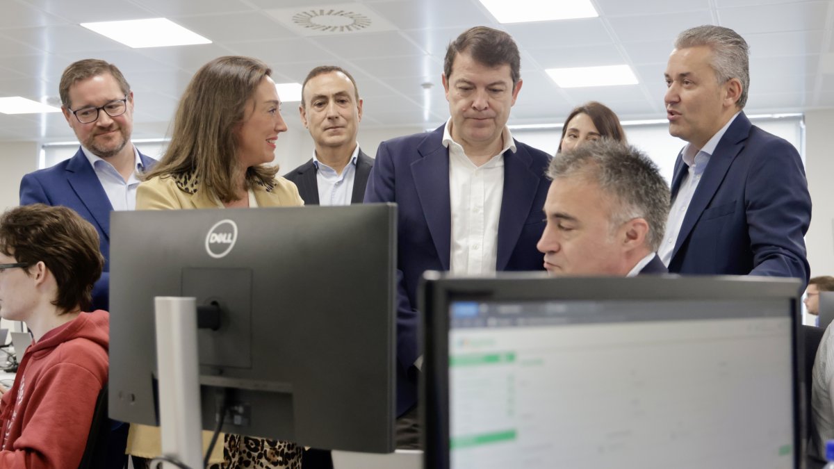 El presidente de la Junta de Castilla y León, Alfonso Fernández Mañueco, visita las oficinas de NTT Data.