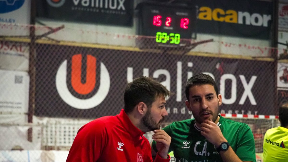El nuevo entrenador del BM Soria, de rojo, durante un partido con Valinox Novás