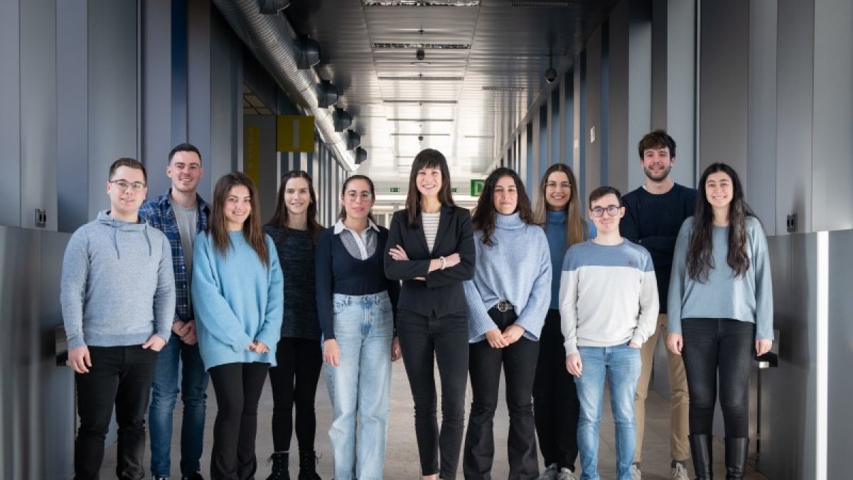 Cristina Mayor Ruiz, en el centro, junto al equipo de científicos que lidera en el Instituto de Investigación de Biomedicina (IRB) de Barcelona.
