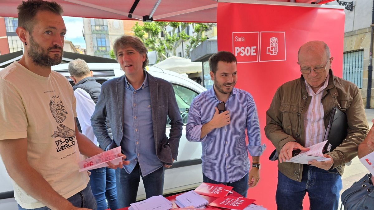 Mesa informativa del PSOE en la capital. J.A.C.