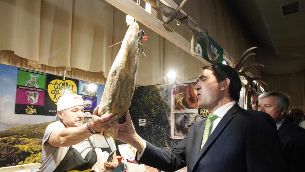 Juan Carlos Suárez-Quiñones observa una pieza de jamón en durante la inauguración de la XXVIII edición de la Feria Agroalimentaria y Multisectorial del Bierzo.