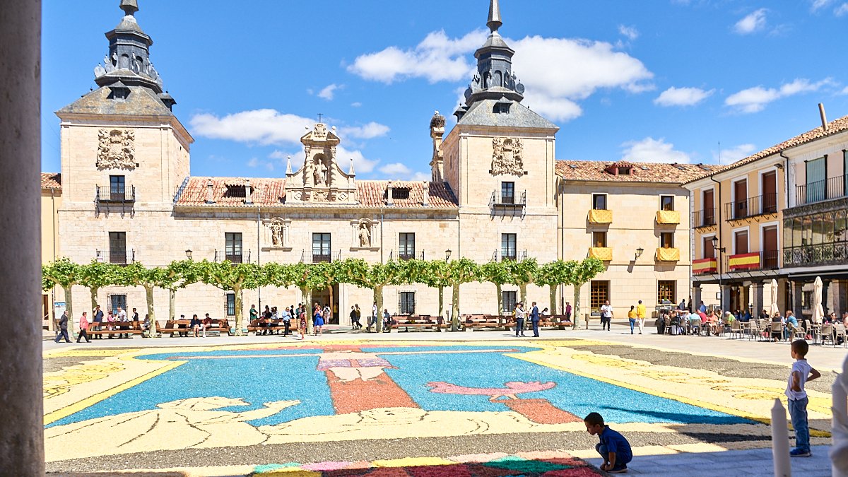 Alfombra ubicada en la plaza Mayor de El Burgo de Osma para la fiesta del Corpus Christi.