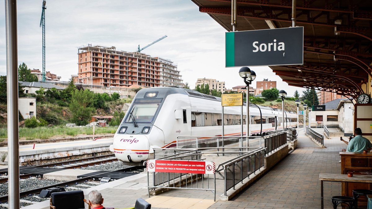 El tren de Soria a Madrid ayer en la estación del Cañuelo antes de iniciar el viaje.