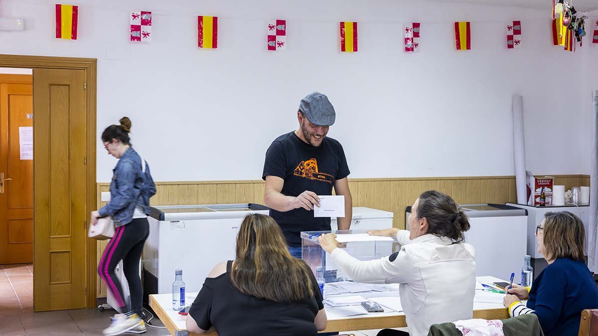 Votaciones en Villaciervos.