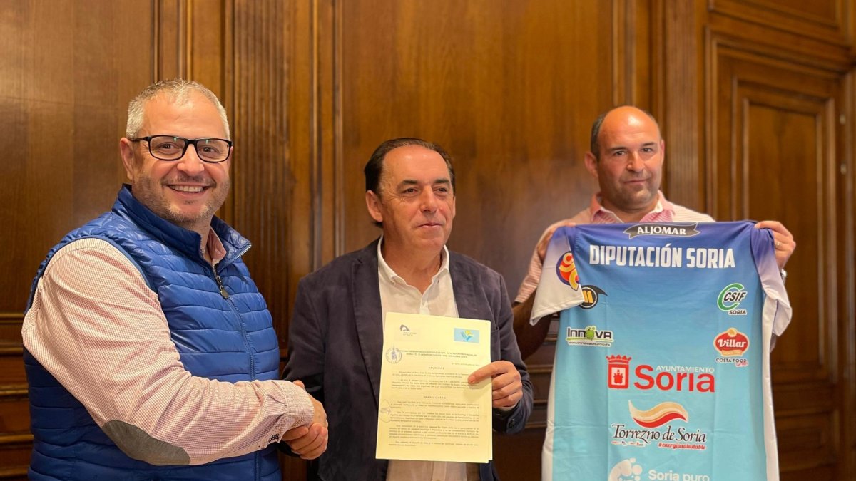 Alfredo Cabrerizo, Benito Serrano y Sergio Frías durante la firma del convenio entre C.V. Río Duero y Diputación de Soria.