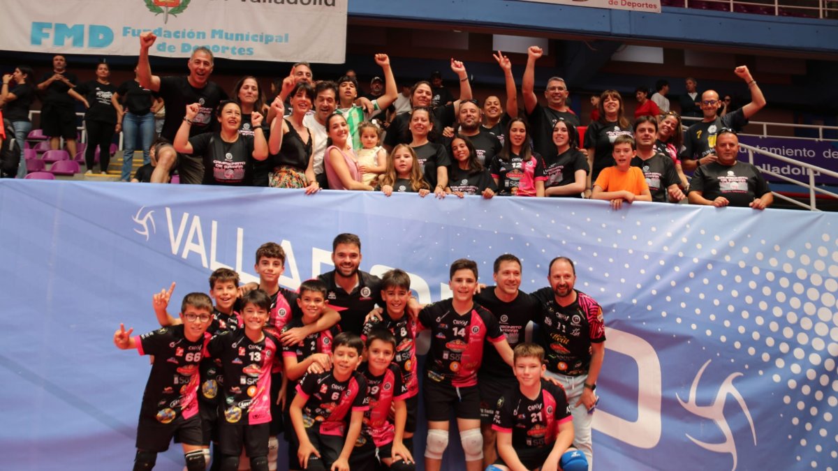 La plantilla y cuerpo técnico del C.V. Sporting Santo Domingo Alevín celebra el título de campeón de España junto a sus aficionados.