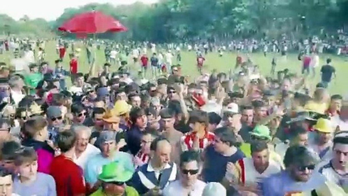 La celebración de La Compra de 2024 ha congregado a miles y miles de sorianos en Valonsadero en una tarde para el recuerdo. Los toros de las 12 cuadrillas para el Jueves La Saca han ido saliendo a Cañada Honda tras ser tentados para dejar imágenes vibrantes, capotazos, carreras y algún susto. A ello se suma las ganas de fiestas de Soria, como se puede ver en este vídeo.