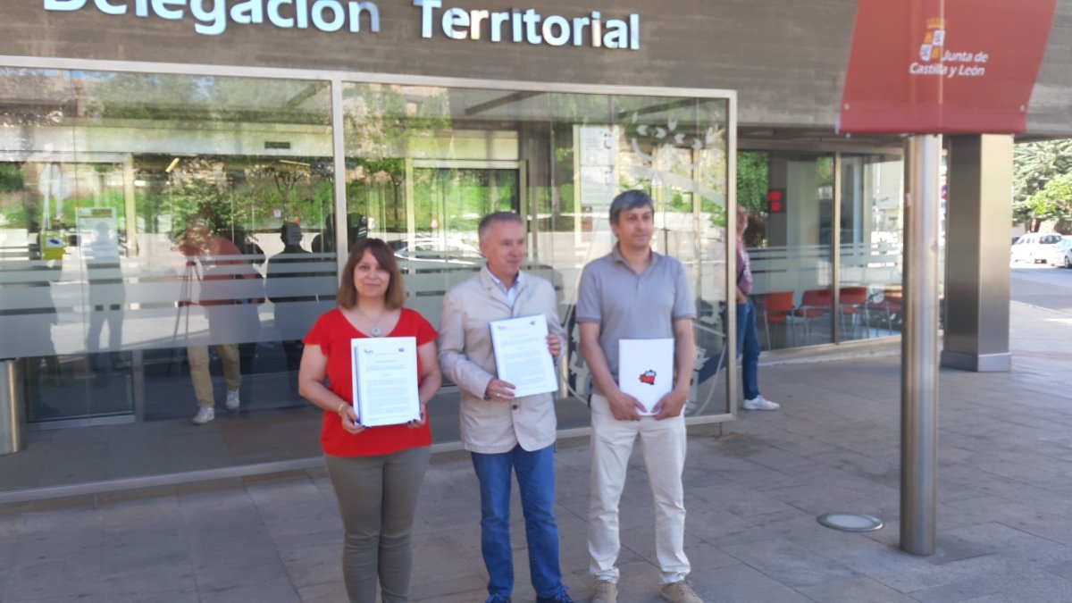 Vanessa García, Ángel Ceña y Toño Palomar este lunes frente a la Delegación Territorial.