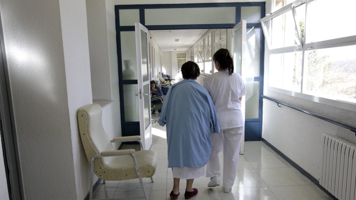 Imagen de archivo con personal sanitaria atendiendo a una paciente.