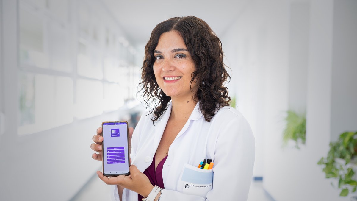 Marta Llorente, con la aplicación digital que ha desarrollado para el seguimiento de enfermería a pacientes de psiquiatría.
