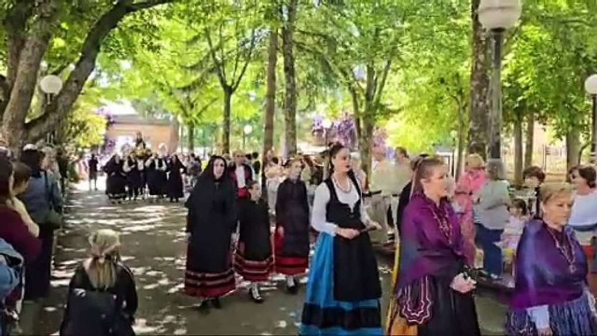 Las fiestas de San Juan se acercan a su fin con uno de sus actos más solemnes, la procesión del Lunes de Bailas. Los Santos titulares de cada cuadrilla ya están en procesión por Soria en el último día de celebraciones.