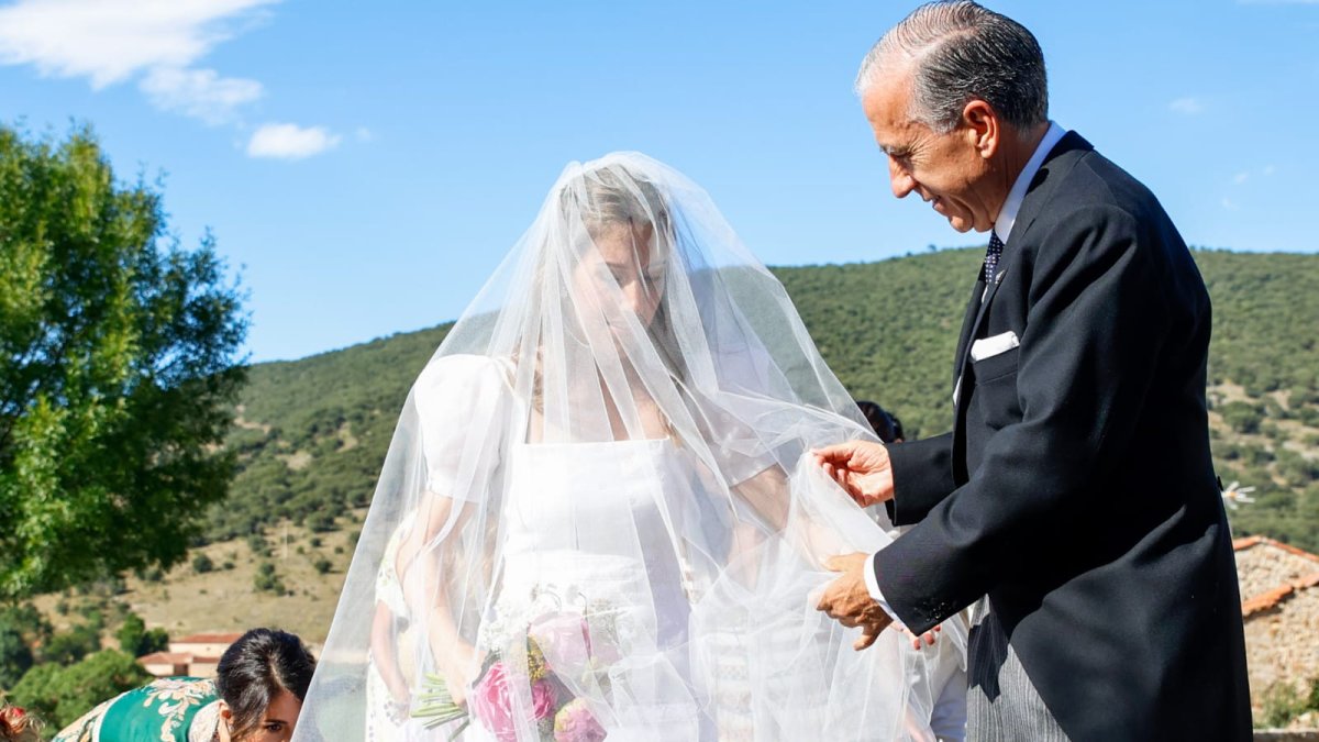 Verónica Urquijo, tapada con el velo de novia en Hinojosa de la Sierra.