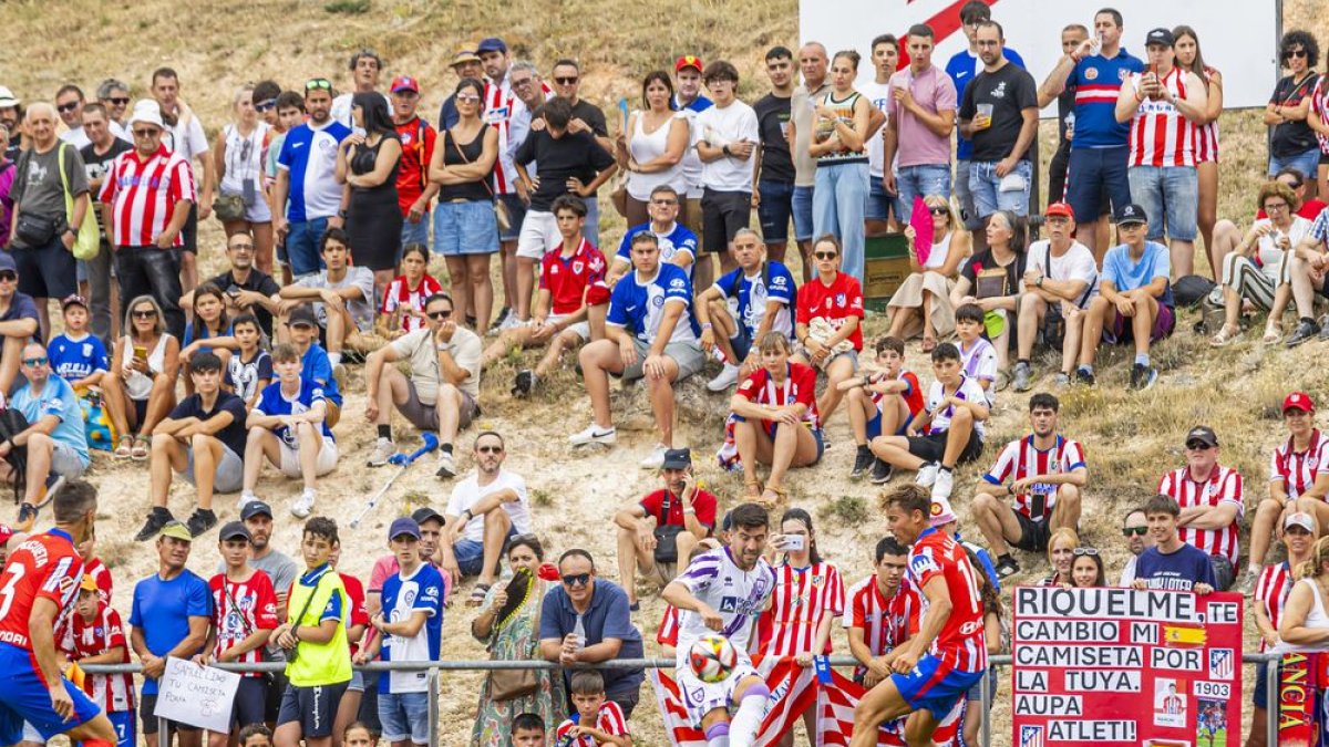 Fútbol / Pretemporada: El Numancia ofrece buenas sensaciones ante el  Atlético en la fiesta del municipal burgense