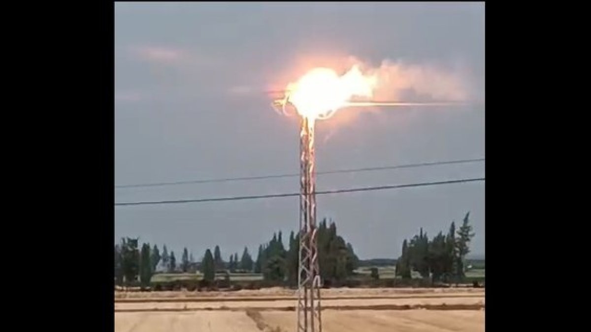 Una lectora Soria de vacaciones entre Huesca y Zaragoza nos remite en exclusiva este vídeo del incendio en una torre de la línea eléctrica, cayendo pavesas al campo circundante. La tormenta registrada en la zona, entre Zuera y Guerra de Gállego, tiene una gran cantidad de rayos y viento, lo que ha podido causar la chispa inicial que ha prendido el nido de cigüeña. Antes de proceder a la grabación se había dado el pertinente aviso a los servicios de emergencia y extinción de incendios.