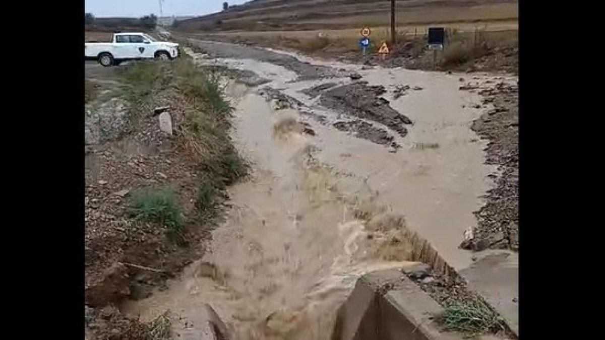 Las tormentas de este lunes dejaron daños visibles en la zona de la Rinconada de Soria, afectando a localidades como Fuentestrún o Castilruiz. Las acequias para la evacuación del agua se vieron desbordadas por las fuertes lluvias y se inundaron tanto campos como caminos agrícolas e incluso zonas de las carreteras. La fuerza del caudal arrastró además tierra y piedras de un tamaño considerable sobre el asfalto, como muestra este vídeo.