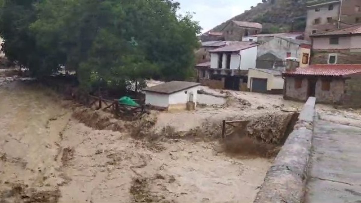 Magaña es una de las localidades más afectadas tras las tormentas del lunes en la provincia de Soria. El desbordamiento del río Montes, con agua bajando de zonas más altas y tapones en su cauce, causó inundaciones que llegaron incluso a las viviendas y locales del pueblo, donde el agua alcanzó hasta un metro de altura. En este vídeo se observa la fuerza de la riada.