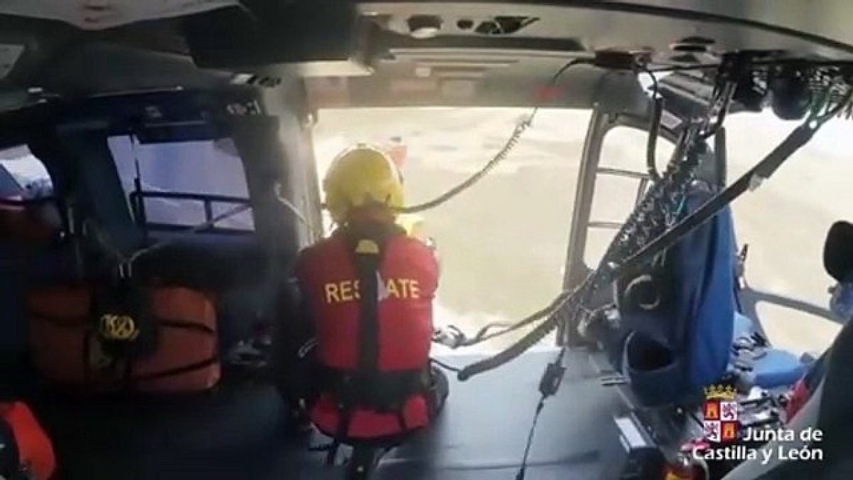 El helicóptero de rescate de la Junta con dos rescatadores, uno de ellos enfermero, han evacuado a una mujer lesionada en los molinos del Alhama, dentro del término municipal de Magaña (Soria). La zona no era accesible para los vehículos terrestres. La víctima, una mujer de 66 años, ha sido estabilizada con una férula en la pierna antes de ser izada al helicóptero. La aeronave ha aterrizado en Garray, donde una ambulancia ha recogido a la herida para trasladarla al hospital de Soria. También ha intervenido la Guardia Civil.