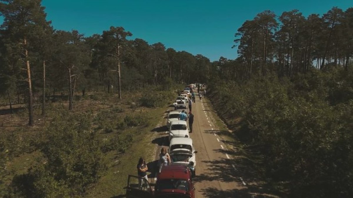 La reunión de 'Soria en Seiscientos' 2024 reunió a más de medio centenar de SEAT 600 para recorrer la provincia a través de algunos enclaves únicos. Las imágenes quedaron en la retina de conductores y aficionados y, ahora, también se pueden disfrutar a vista de pájaro. En este vídeo realizado por Rural Drone durante la reciente edición se puede disfrutar de Pinar Grande, el embalse de la Cuerda del Pozo, el mirador de la Galiana sobre el Cañón del Río Lobos... y de muchos SEAT 600 en un estado envidiable.<br />