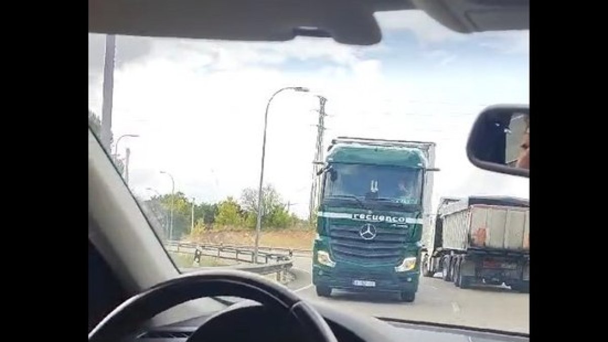 La rotonda del Caballo Blanco de Soria es uno de los puntos clave en el tráfico de la ciudad al regular las principales salidas de la misma. Escenario de numerosos accidentes de tráfico, esta vez no hubo suceso pero sí un buen susto. Un gran trailer se coló en sentido contrario por el carril interior, obligando a otros camiones y a varios coches a apartarse para evitar el choque entre vehículos.