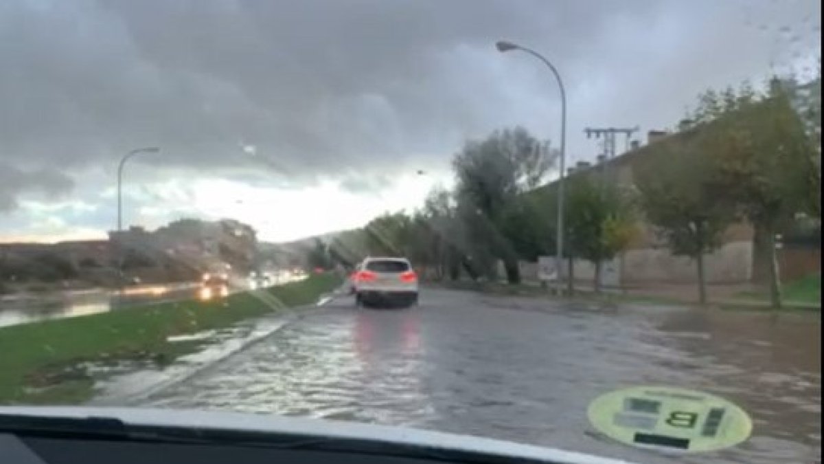 Las lluvias de este miércoles han vuelto a anegar el polígono industrial Las Casas de Soria. Como se aprecia en el vídeo, se han formado algunas balsas de agua de bastante profundidad en zonas como el Bosque Infantil, donde los coches pasaban levantando gran cantidad de agua de los charcos. En esta ocasión ha caído tanto en forma de lluvia 'normal' como de tormenta. El observatorio de la Agencia Estatal de Meteorología, ubicado a pocos metros, recogía a las 19.00 horas un acumulado de 26 litros por metro cuadrado a lo largo de la jornada.