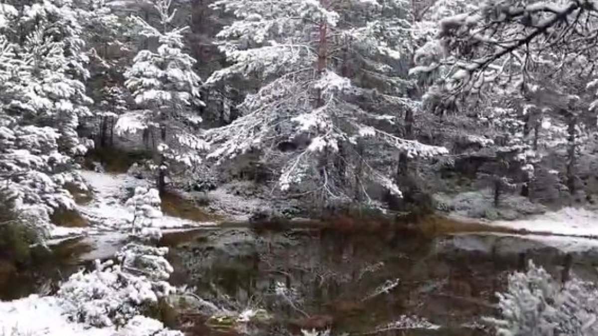 La nieve ya engalana las cumbres de Soria. El responsable de la estación Meteoclimatic de Duruelo de la Sierra y divulgador, Agustín Sandoval, vuelve a calzarse las botas para bajar un vídeo de belleza absoluta. 