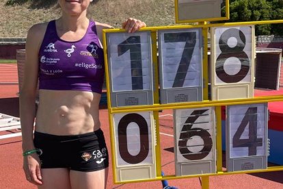 Raquel Álvarez posa con el registro que le da el billete para el Campeonato de España Absoluto.